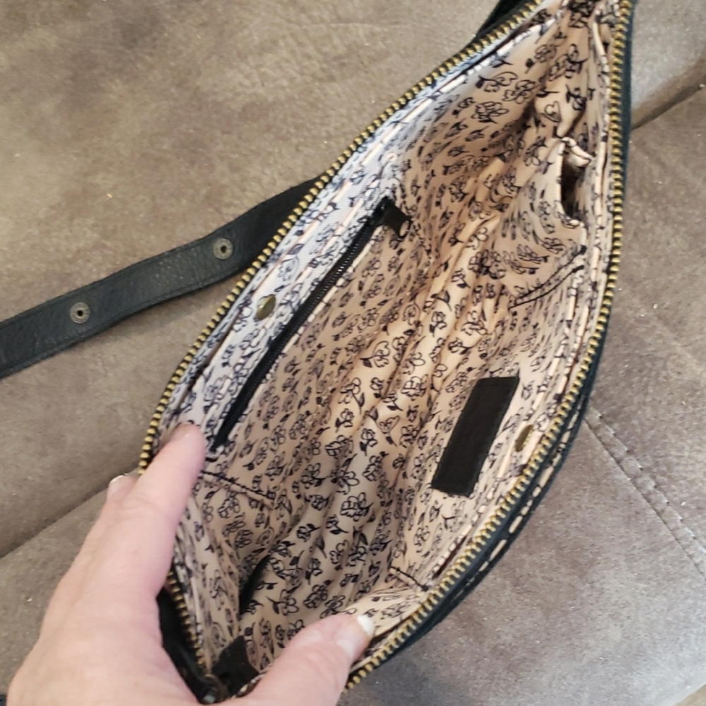 Elegant Black Leather Crossbody Bag - Picture 6 of 8